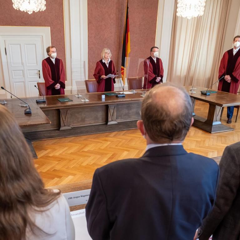 Der X. Senat des Bundesfinanzhofs mit der Vorsitzenden Richterin Jutta Förster  (Mitte) verkündet sein Urteil.