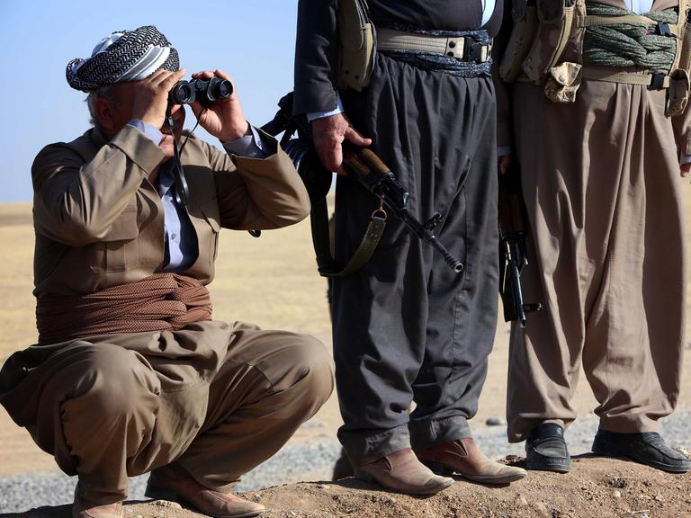 Irakische Kurden der Peschmerga-Milizen nahe der Front von Khazer, 40 Kilometer westlich von Arbil.