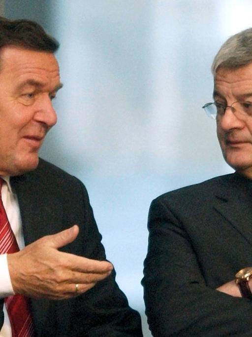 Zwei 68er am Tag der Abstimmung über die Hartz-Gesetze: Kanzler Gerhard Schröder (l., SPD) und Vize-Kanzler Joschka Fischer (Grüne) am 17. Oktober 2003