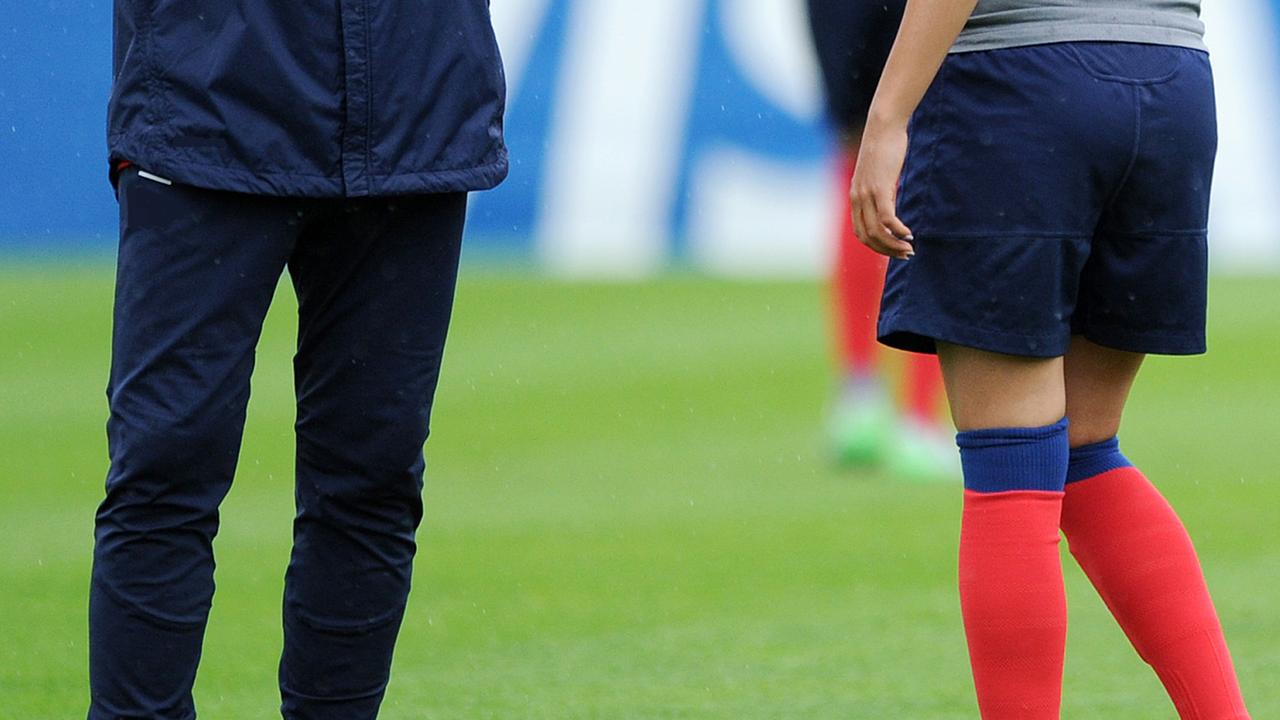 Ein Trainer und eine Spielerin beim Fußballtraining