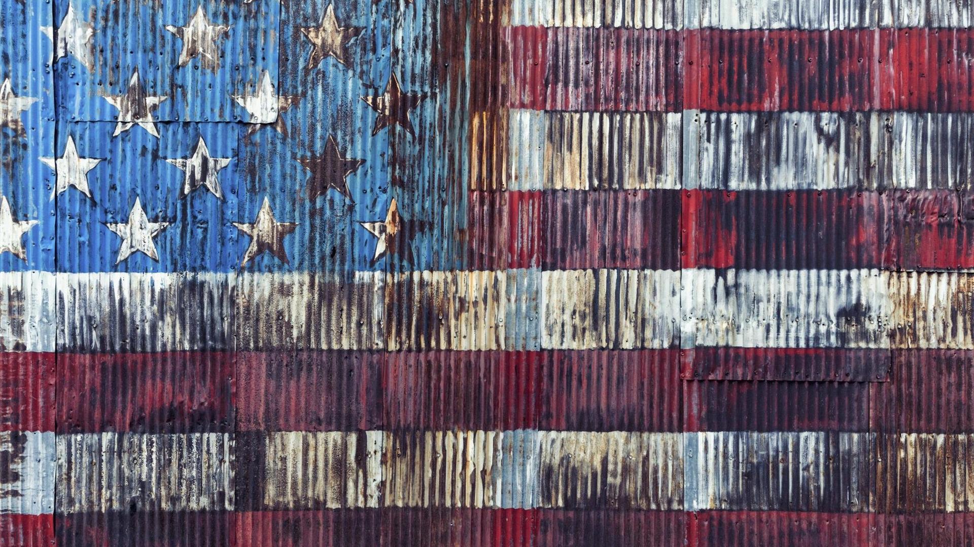 Eine verrostete amerikanische Flagge an einer Wand in New York City.