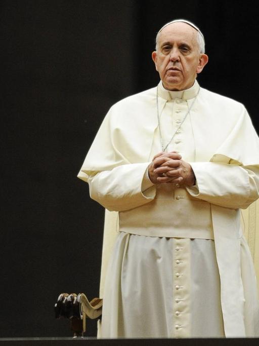 Papst Franziskus bereitet sich anlässlich der Gebetswache auf die Bischofssynode zur Familie auf dem Petersplatz in der Vatikanstadt am 4. Oktober 2014 vor.
