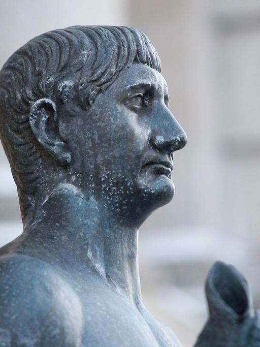 Eine Statue des römischen Kaisers Trajan, eine Schlange und einen Wolf haltend, in Bukarest, Rumänien am 10. Februar 2017.