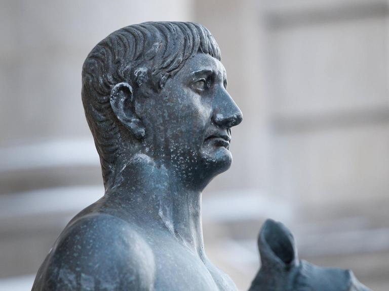 Eine Statue des römischen Kaisers Trajan, eine Schlange und einen Wolf haltend, in Bukarest, Rumänien am 10. Februar 2017.