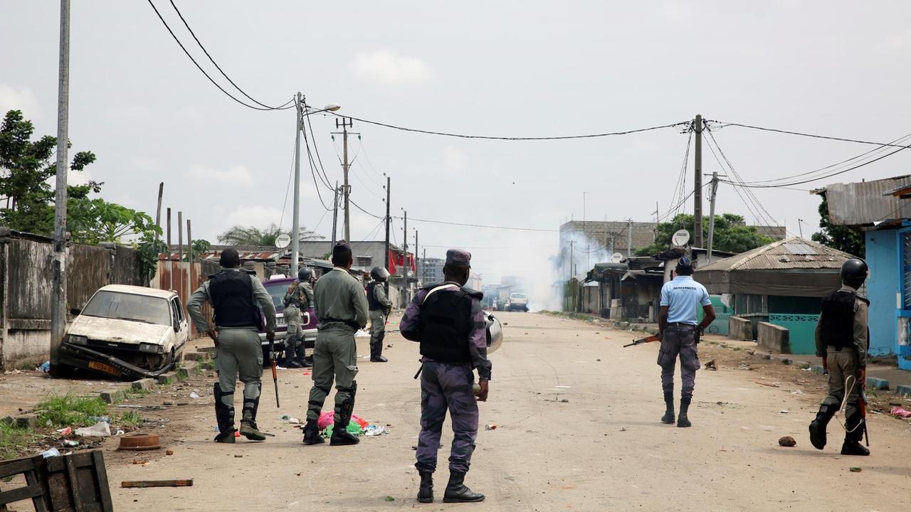 Sicherheitskräfte patrouillieren nahe dem staatlichen Rundfunksender in Libreville, der Hauptstadt von Gabun. Sicherheitskräfte patrouillieren nahe dem staatlichen Rundfunksender in Libreville, der Hauptstadt von Gabun.