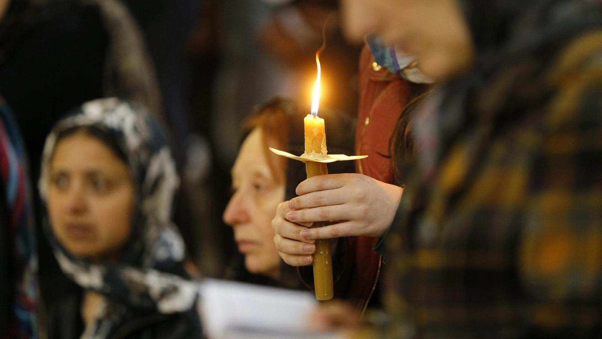 Georgisch-orthodoxe Gläubige bei einer Messe kurz vor Ostern