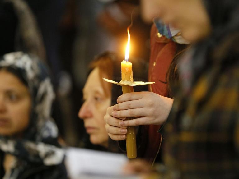 Georgisch-orthodoxe Gläubige bei einer Messe kurz vor Ostern