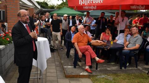 Der SPD-Kanzlerkandidat und Parteichef Martin Schulz spricht stehend auf einer SPD-Veranstaltung vor sitzenden Menschen in einer Kleingartensiedlung in Sachsen-Anhalt.