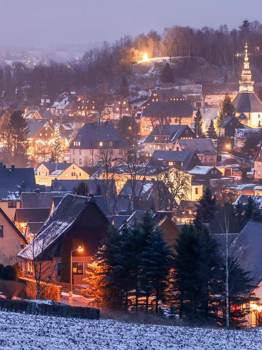 Weihnachtlich beleuchtet präsentiert sich der Ort Seiffen im Erzgebirge.