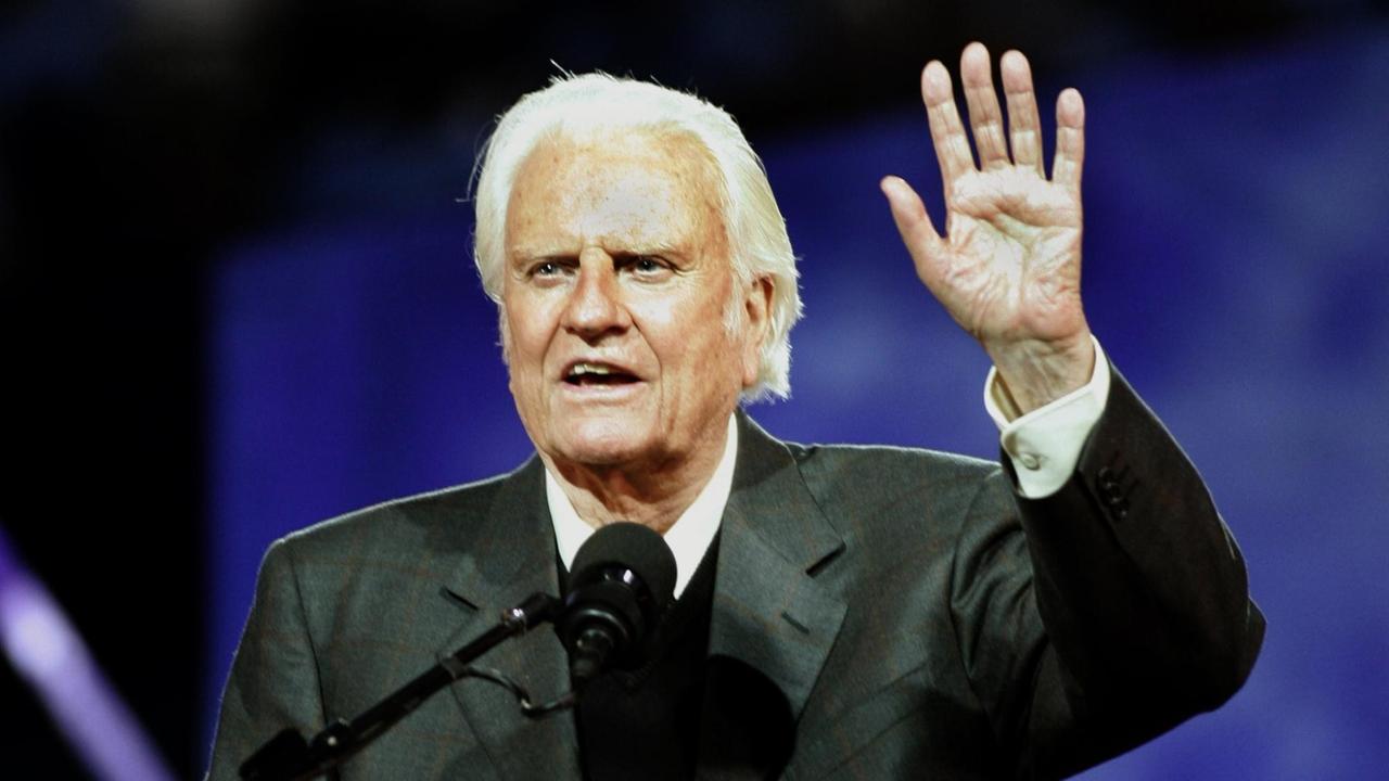 Evangelist Billy Graham überbringt seine Botschaft beim Billy Graham Crusade im Flushing Meadows Park am 24. Juni 2005 in Flushing Meadows, New York.