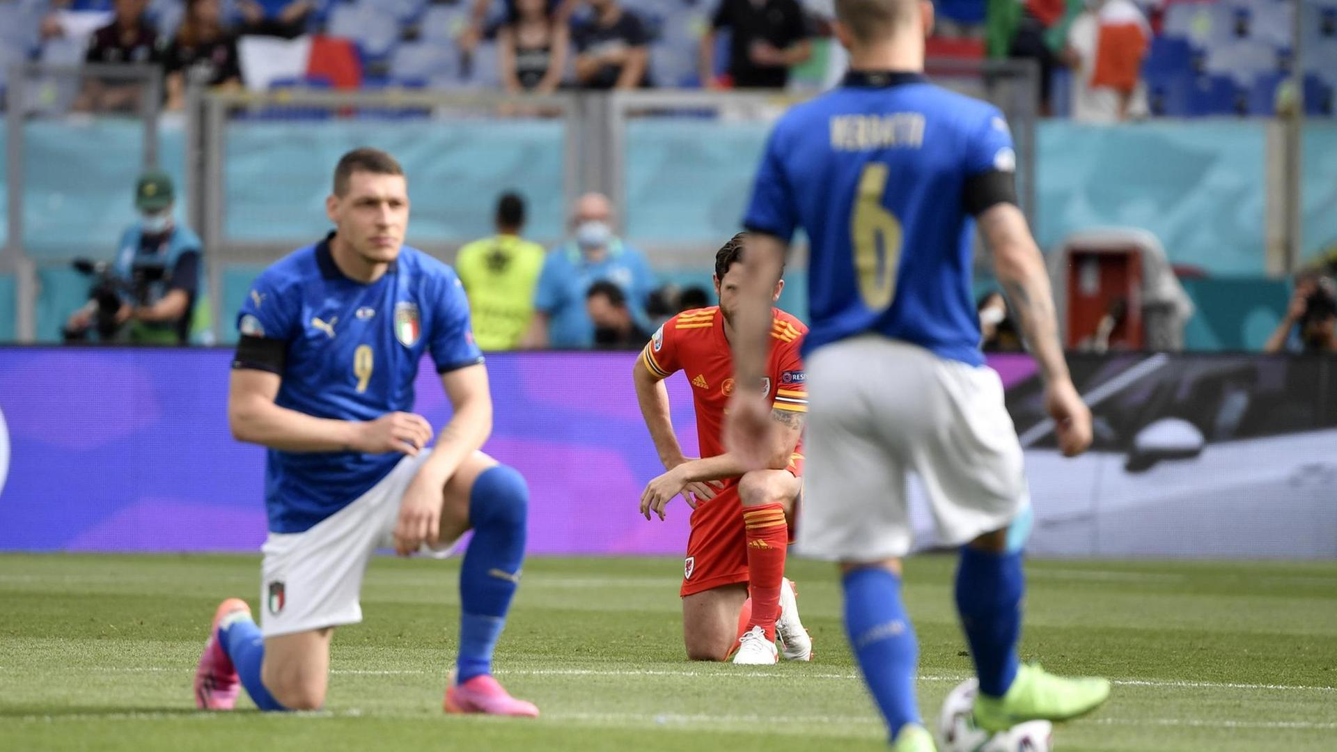 Der italienische Nationalspieler Andrea Belotti kniet nieder vor dem Spiel gegen Wales in Rom auf der Fußball-Europameisterschaft. Nicht alle seine Team-Kollegen tun es ihm gleich und setzen so ein Zeichen gegen Rassismus.