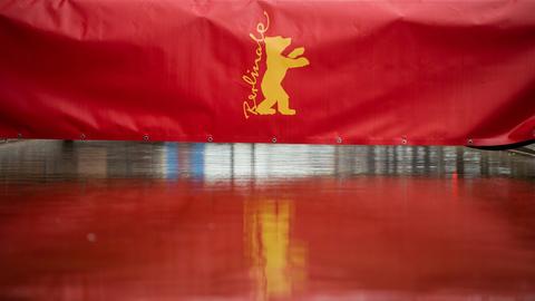 Das Logo der Berlinale spiegelt sich am 10.02.2016 in einem Wasserlauf auf dem Potsdamer Platz in Berlin.