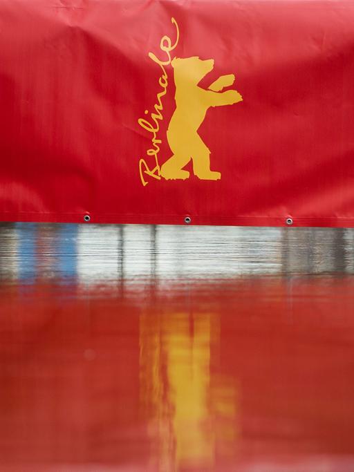 Das Logo der Berlinale spiegelt sich am 10.02.2016 in einem Wasserlauf auf dem Potsdamer Platz in Berlin.