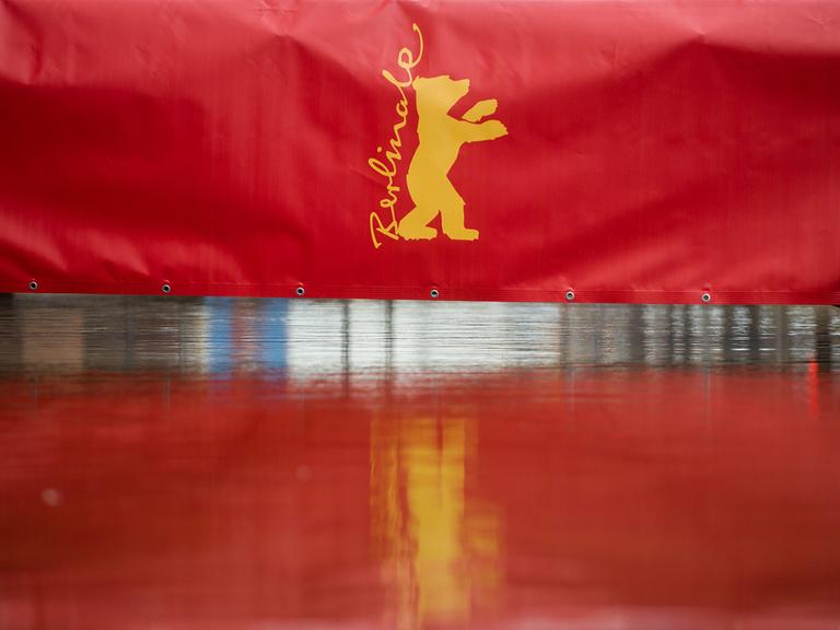 Das Logo der Berlinale spiegelt sich am 10.02.2016 in einem Wasserlauf auf dem Potsdamer Platz in Berlin.