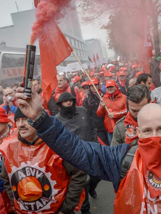 Auf einer Großdemo haben in Brüssel Zehntausende gegen neue Sparmaßnahmen der belgischen Regierung demonstriert.