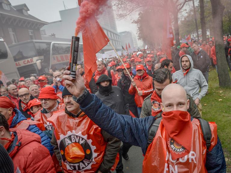 Auf einer Großdemo haben in Brüssel Zehntausende gegen neue Sparmaßnahmen der belgischen Regierung demonstriert.