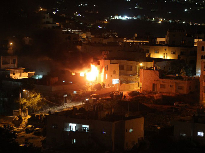 Flammen und Rauch schlagen im Westjordanland aus dem zerstÃ¶rten Haus eines PalÃ¤stinensers, der zu den HauptverdÃ¤chtigen im Fall der getÃ¶teten israelischen Jugendlichen zÃ¤hlt.