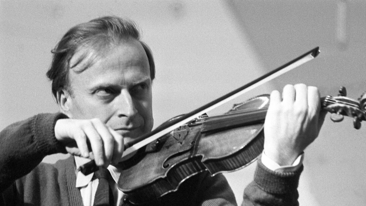 Der weltberühmte Geiger Yehudi Menuhin während eines Konzerts am 30.03.1963