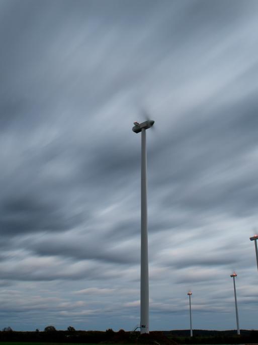 Schnell ziehen Wolken am 28.10.2013 über ein Feld mit Windenergieanlagen im Landkreis Oder-Spree nahe Sieversdorf (Brandenburg). Foto: Patrick Pleul