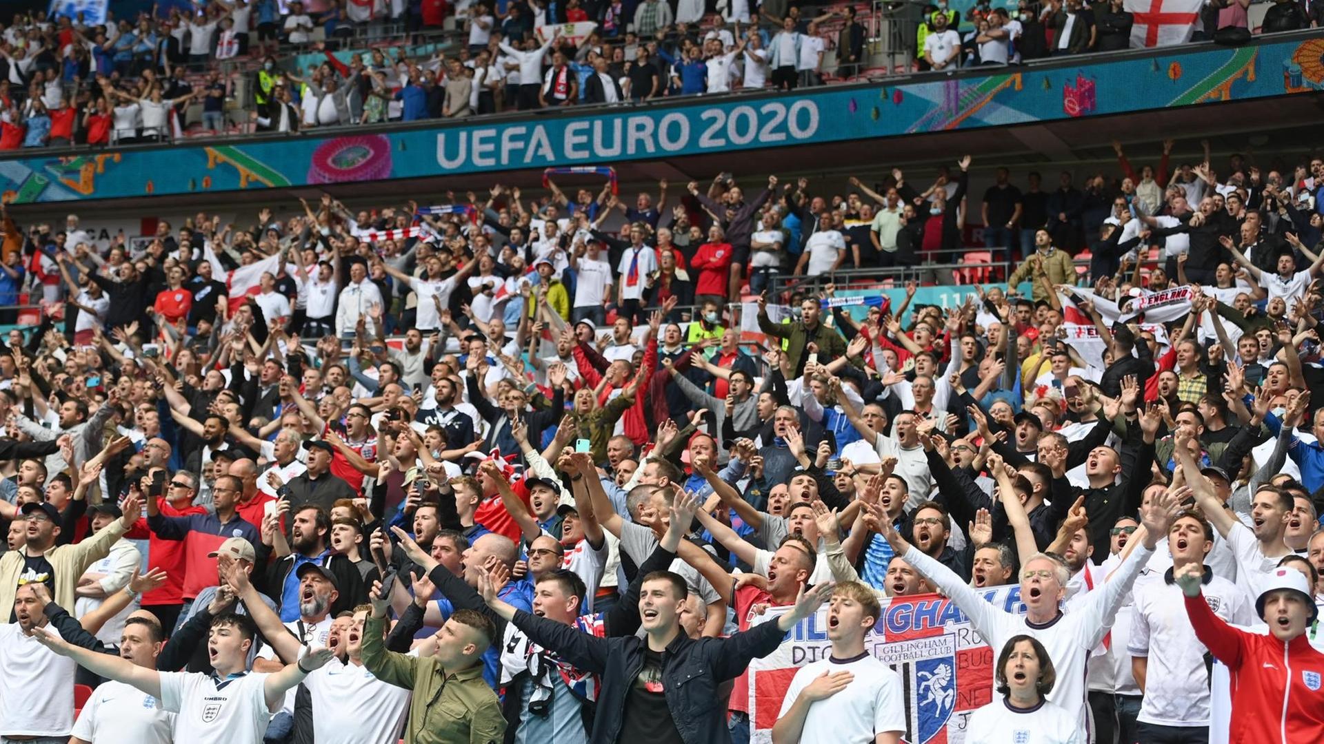 Fussballfans im Achtelfinale England-Deutschland im Londoner Wembley- Stadion am 11. Juni 2021.