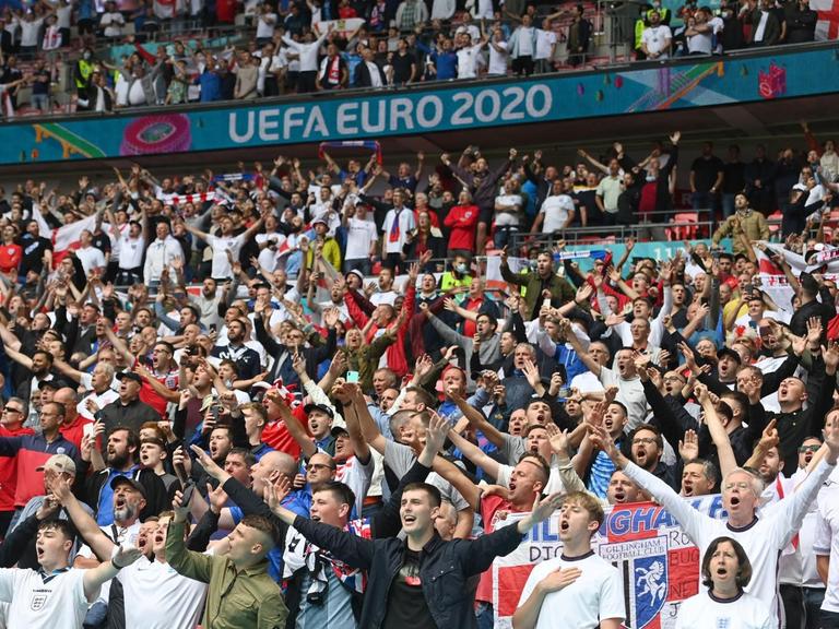 Fussballfans im Achtelfinale England-Deutschland im Londoner Wembley- Stadion am 11. Juni 2021.