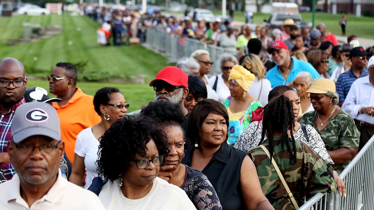 Hunderte Menschen warten darauf Aretha Franklin ein letztes Mal im Charles H. Wright Museum of African American History in Detroit zu sehen. 