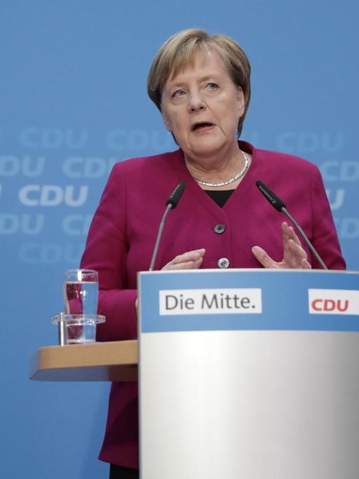 Angela Merkel steht an einem Redepult vor einer Wand mit CDU-Logos im Konrad-Adenauer-Haus in Berlin.
