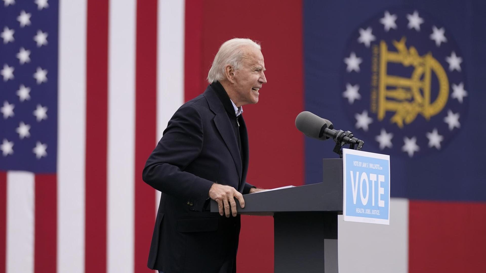 Der künftige Präsident von dem Land USA, Joe Biden, spricht auf einer Veranstaltung. 
