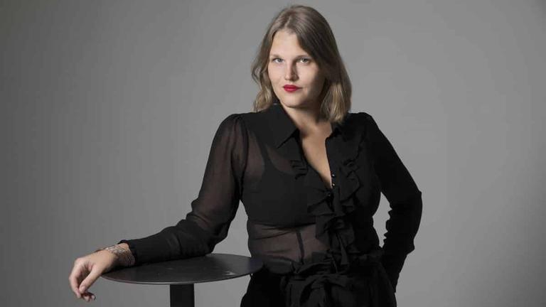 Portraitaufnahme der schwedischen Schauspielerin und Journalistin Aleksa Lundberg 