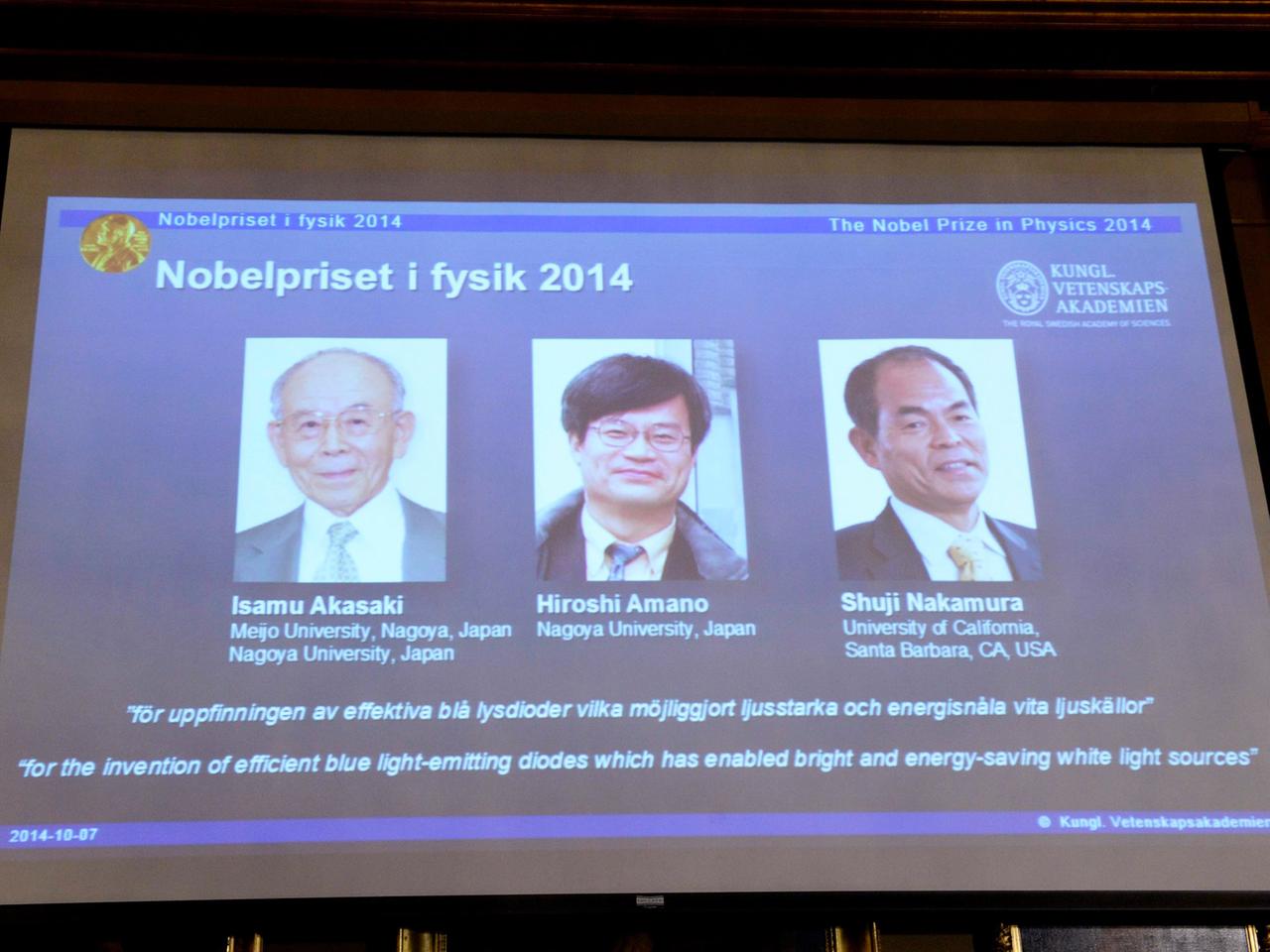 Eine Leinwand mit Fotos und Namen der drei Preisträger bei der Bekanntgabe in Stockholm.