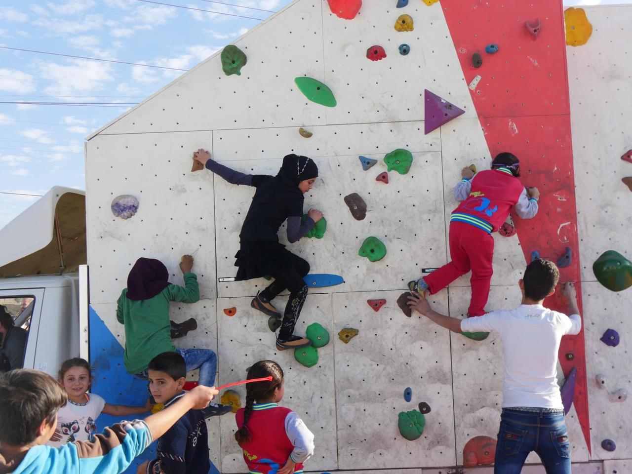 Kinder klettern im Flüchtlingscamp