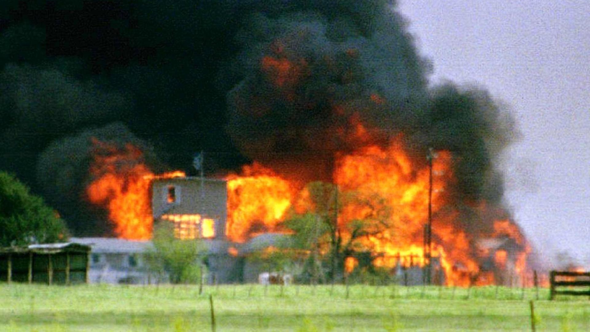 Das Archivbild zeigt das Anwesen der Davidianer-Sekte, das am 19.4.1993 in Flammen aufgeht.