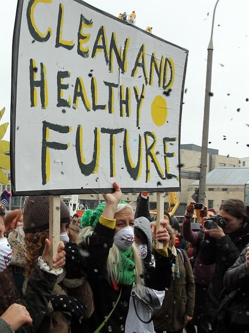 Umweltaktivisten demonstrieren vor dem Wirtschaftsministerium inn Warschau (Polen) mit dem Banner: Saubere und gesunde Zukunft.