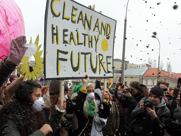 Umweltaktivisten demonstrieren vor dem Wirtschaftsministerium inn Warschau (Polen) mit dem Banner: Saubere und gesunde Zukunft.