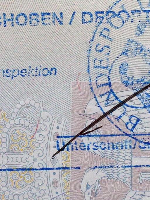 Der serbische Pass eines abgelehnten Asylbewerbers mit dem Stempel 'Abgeschoben", aufgenommen am 24.11.2015 auf dem Flughafen Leipzig-Halle in Schkeuditz (Sachsen).