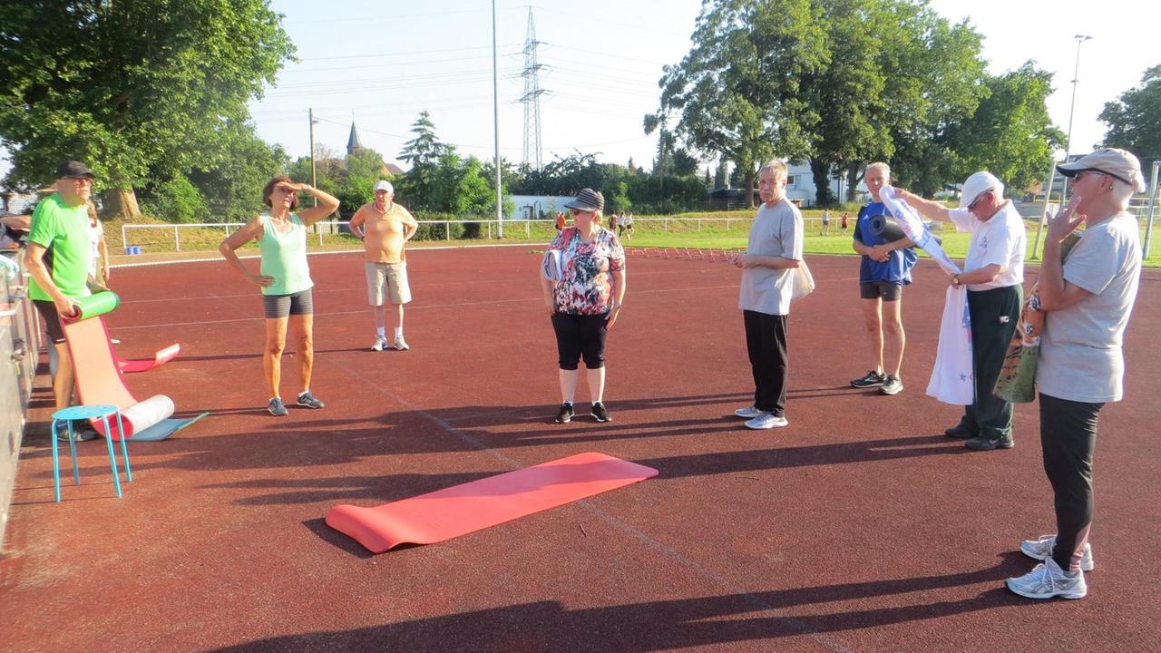 Gymnastik während Corona: die 50 – 80jährigen Ehepaar-Turnerinnen treffen sich auf dem Sportplatz (r. Leiterin Sigrid Güthe, 76)
