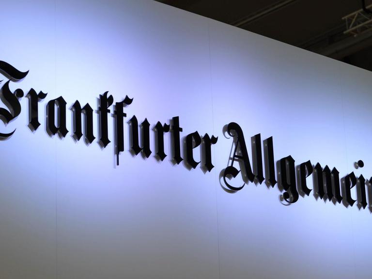 Der Schriftzug der Frankfurter Allgemeinen Zeitung an einer Hauswand.