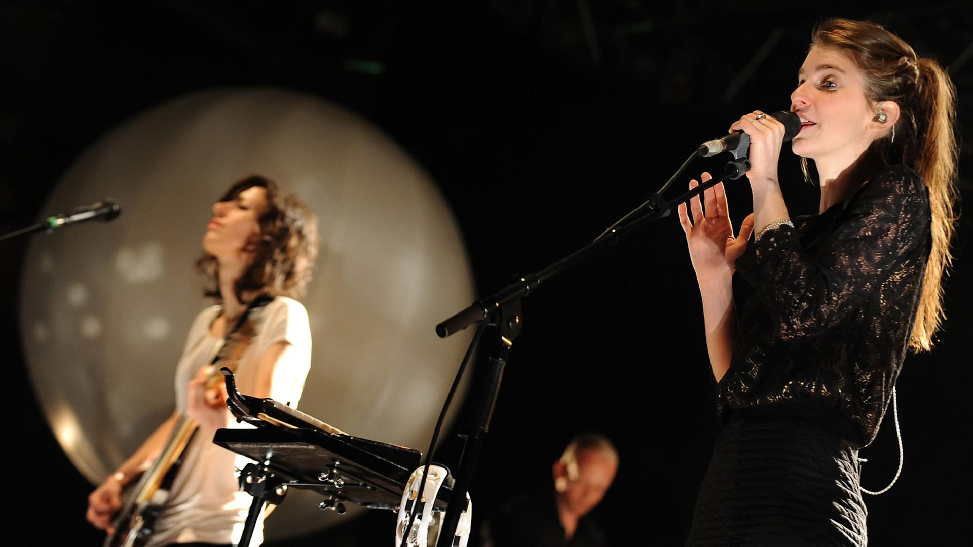 Die Sängerinnen Sonja Glass (l.) und Valeska Steiner des Musikduos Boy im Huxleys Neuer Welt in Berlin (2012) Die Sängerinnen Sonja Glass (l.) und Valeska Steiner des Musikduos Boy im Huxleys Neuer Welt in Berlin (2012)