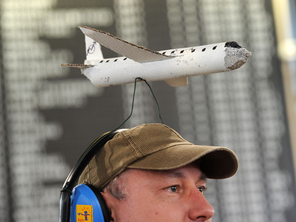 Ein Fluglärmgegner demonstriert in der Abflughalle des Flughafens von Frankfurt am Main.