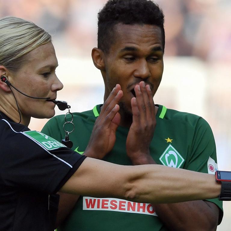 Bundesliga, Hertha BSC - Werder Bremen, 3. Spieltag am 10.09.2017 im Olympiastadion in Berlin. Schiedsrichterin Bibiana Steinhaus und Theodor Gebre Selassie. 