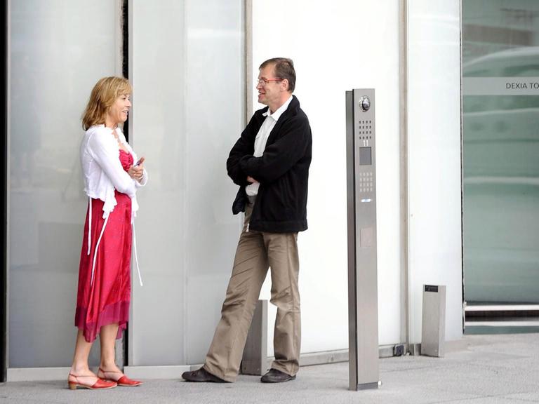 Eine Frau und ein Mann unterhalten sich im Eingangsbereich des Bankkonzerns Dexia in Brüssel.