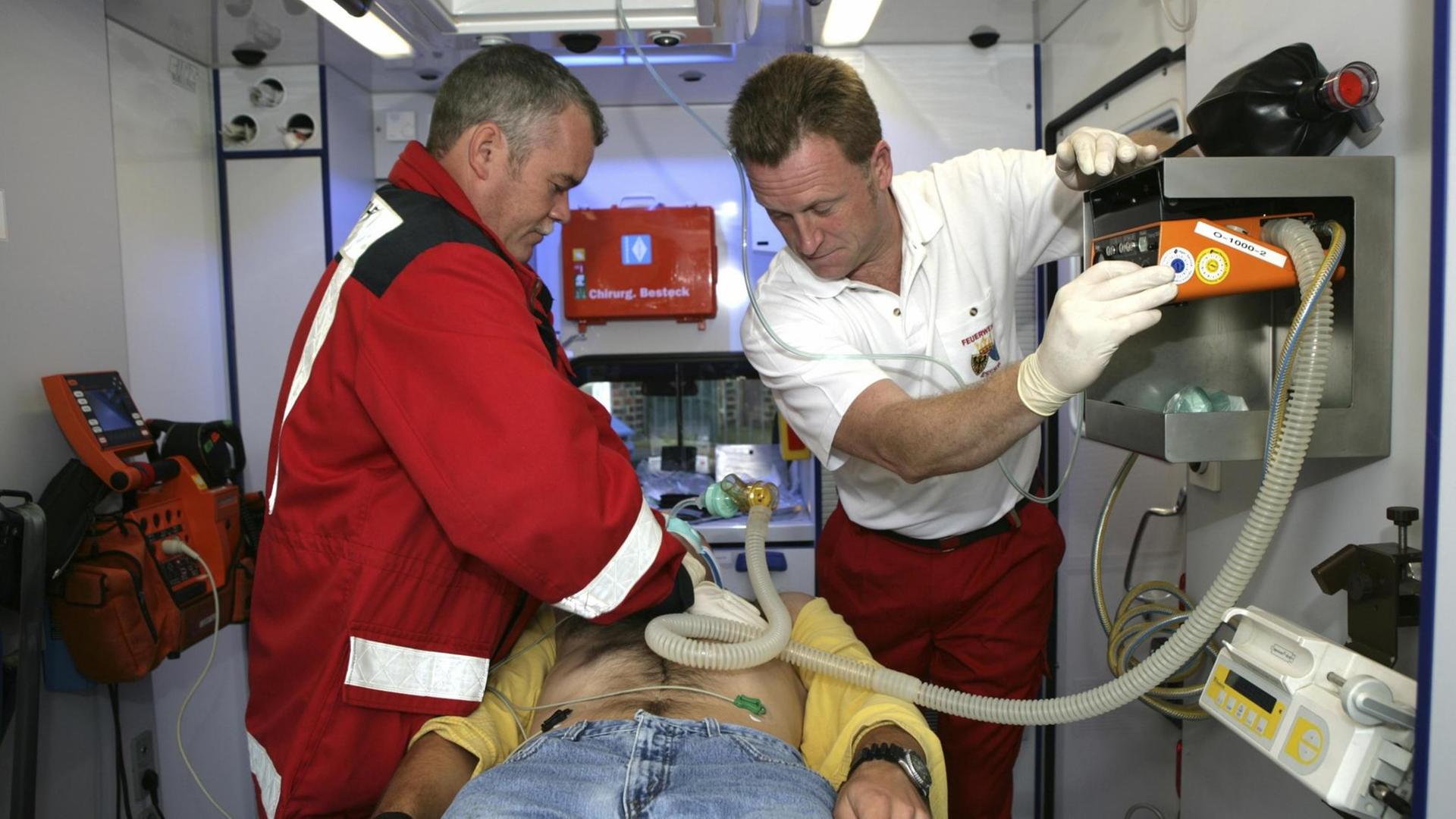 Das Foto zeigt einen Notfalleinsatz in einem Rettungswagen - die Szene ist gestellt.