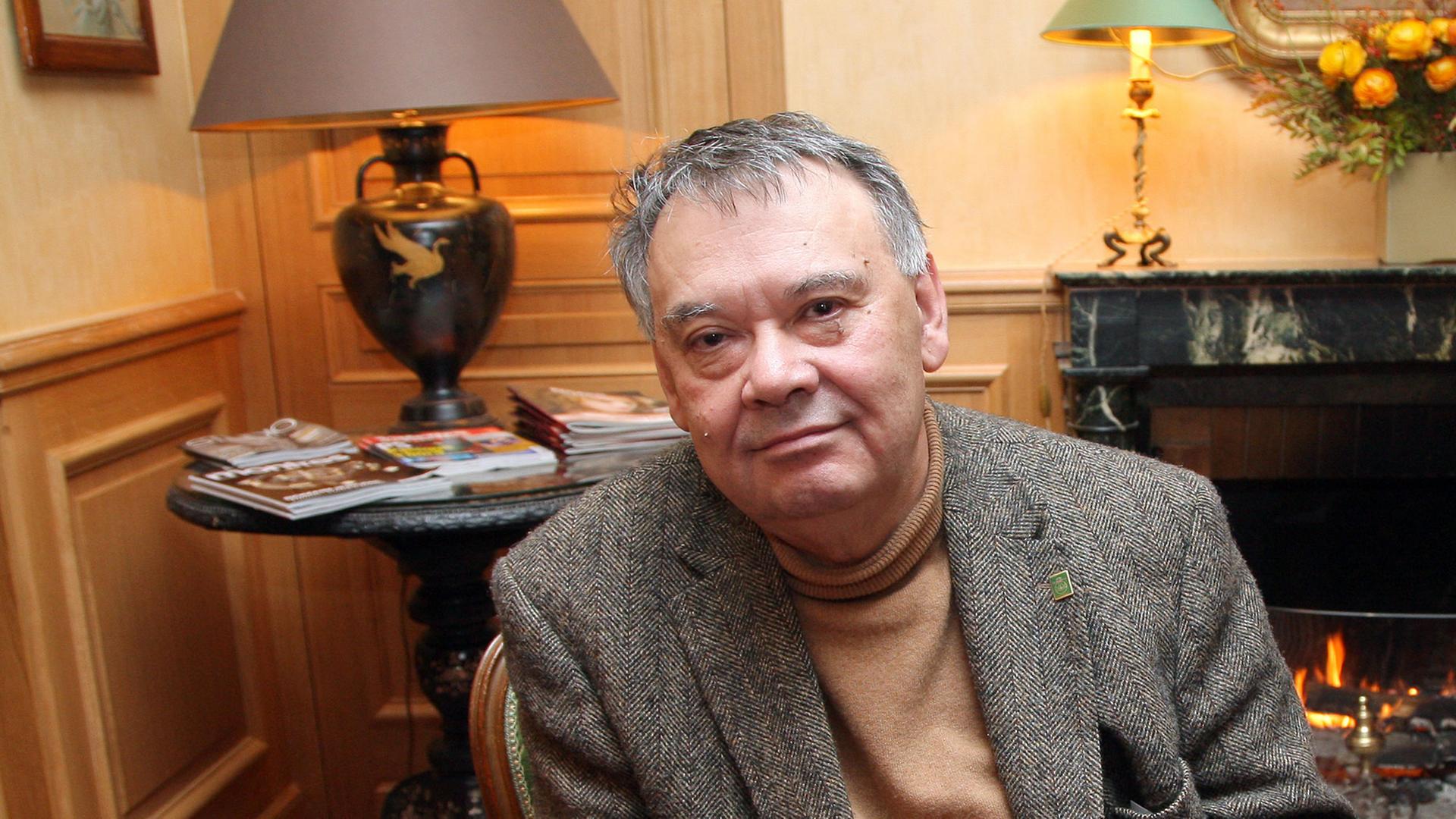 Der russische Filmregisseur Alexej German sitzt 2008 in einem Zimmer in Paris.