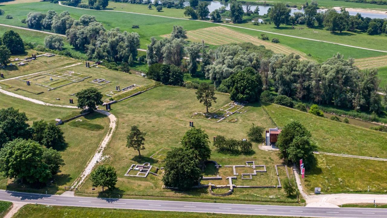 Die Überreste der Gebäude und Wehranlagen des Römerkastells Abusina.