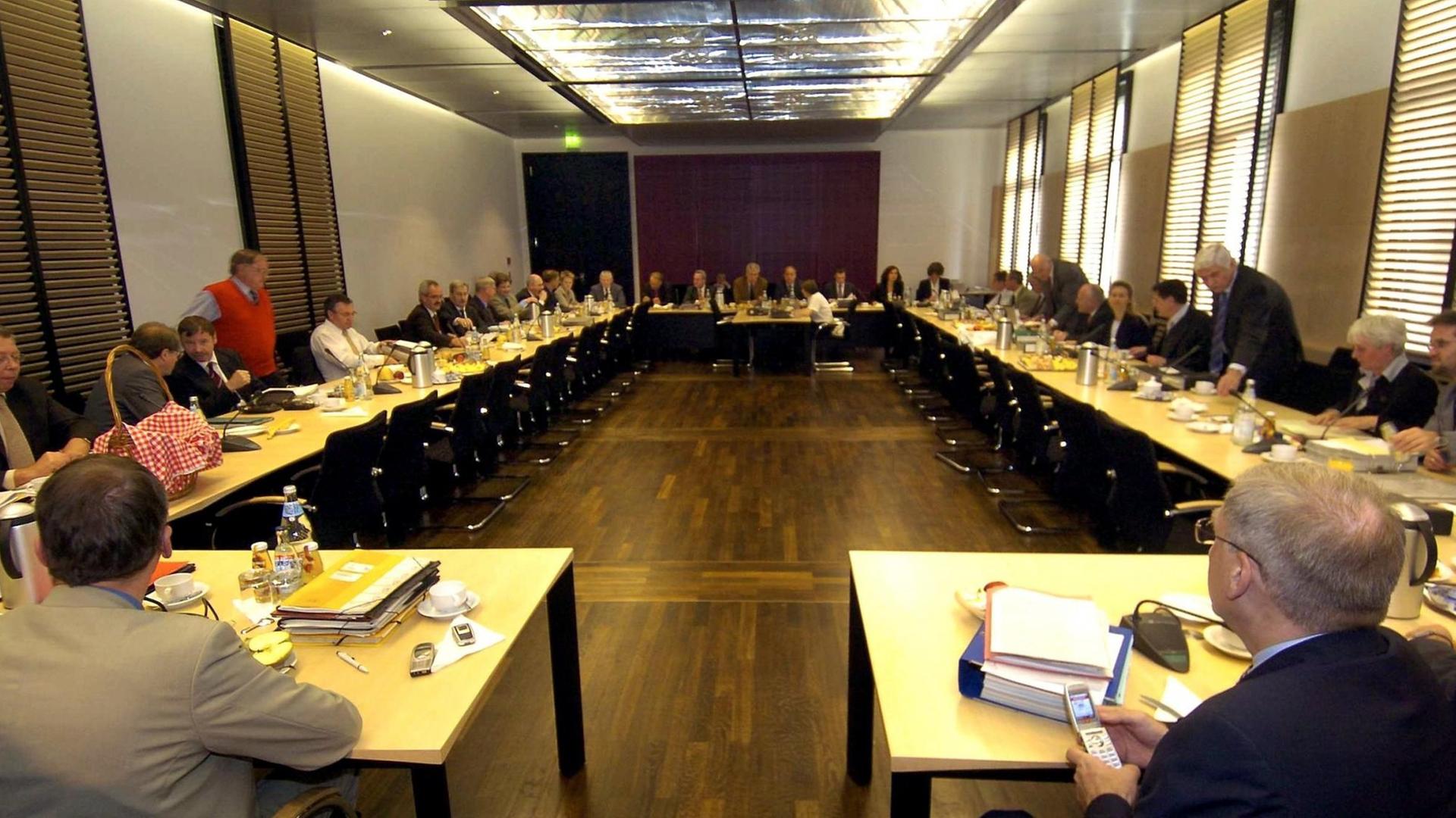 Mitglieder des Vermittlungsausschusses zwischen Bundesrat und Bundestag im Sitzungssaal.