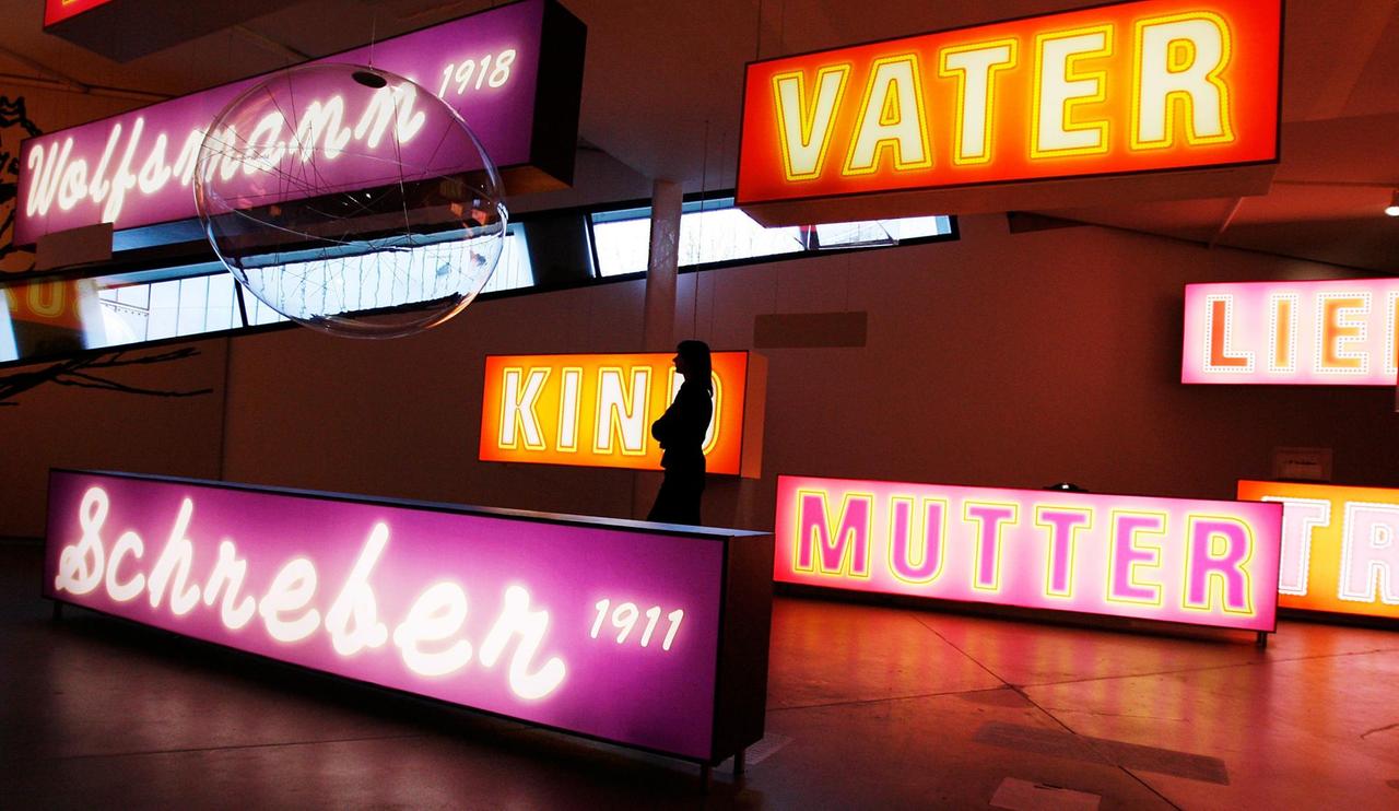 Auf der Aufnahme aus dem Jahr 2006 geht eine Frau in Berlin auf der Ausstellung, die das Jüdische Museum anlässlich des 150. Geburtstages von Sigmund Freud zeigt, an großen Leuchttafeln mit psychoanalytischen Grundbegriffen vorbei.