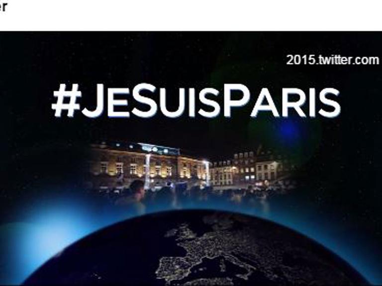 Screenshot von dem Twitter-Account @twitter. Im Vordergrund ist eine stilisierte Weltkugel zu sehen, darüber beleuchtete Häuser in Paris und darüber der Schriftzug mit dem Hashtag #JeSuisParis.