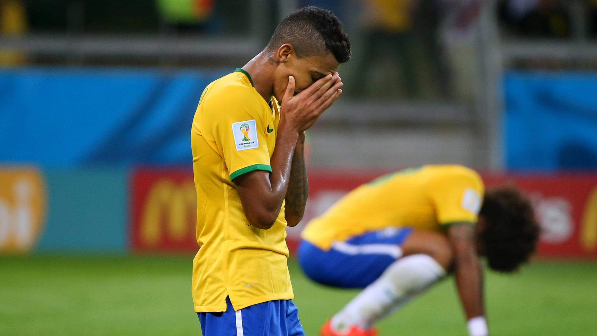 Luiz Gustavo und Dante ärgern sich über eines der vielen Gegentore im WM-Spiel gegen Deutschland.