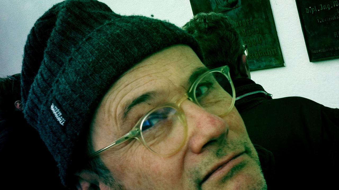 Thomas Pigor mit warmer Mütze