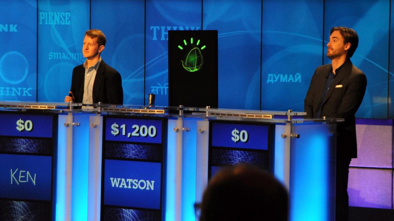 IBMs Watson, Ken Jennings und Brad Rutter im Jeopardy Studio.